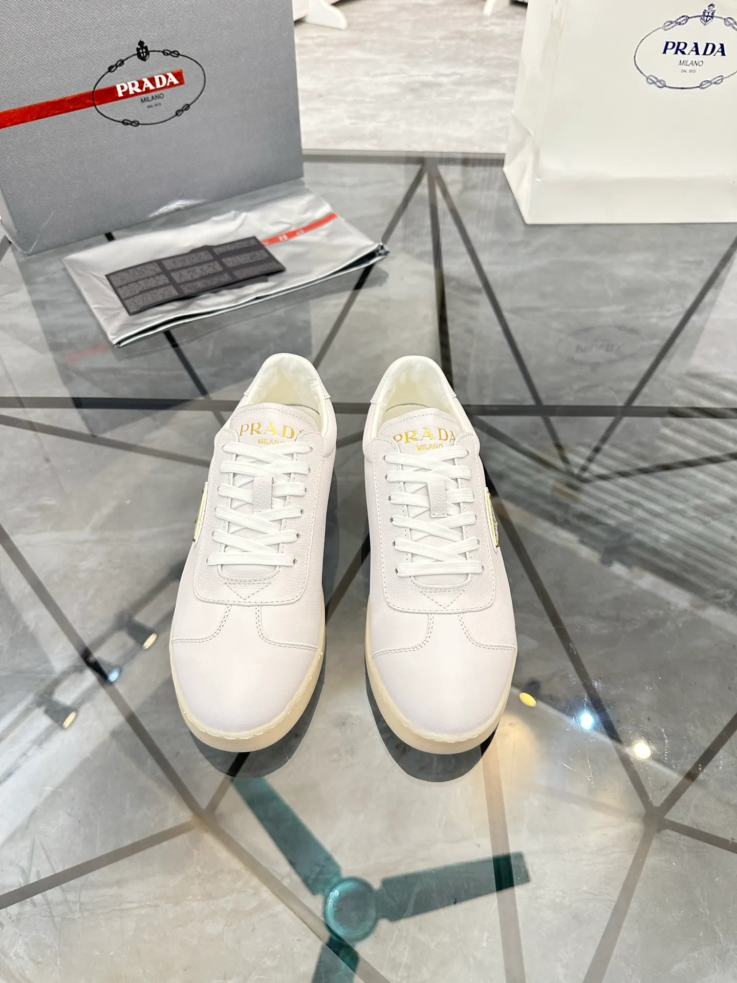 Men's shoes for sale 💰: 💰P540¥ High-end top quality Product trademark: Prada *"Prada*" low-top casual shoes Regular size: 38-45 (can be customized to 46) Product materials: imported first-layer cowhide for the upper, water-dyed cowhide lining, cowhide feet, original outsole. No.: 001